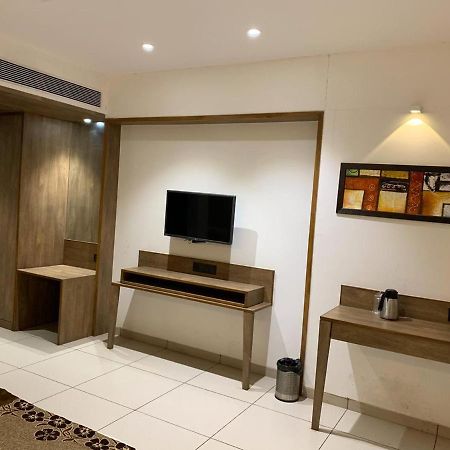 סוראט Hotel Regency מראה חיצוני תמונה