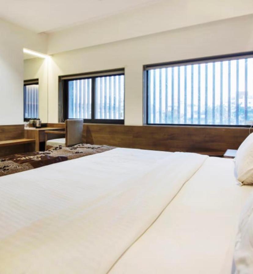 סוראט Hotel Regency מראה חיצוני תמונה